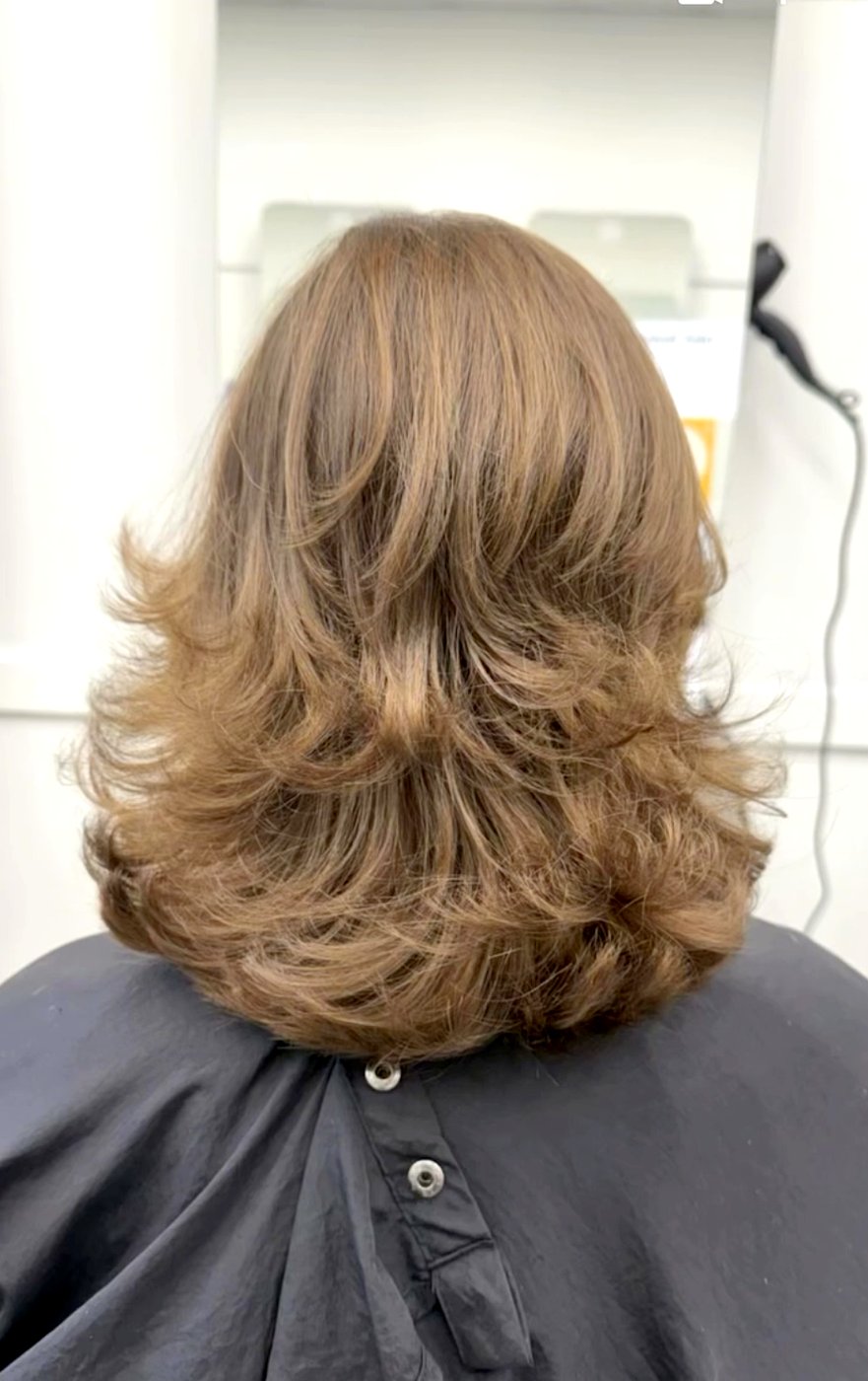 A soft, layered blow-dry with bouncy volume.